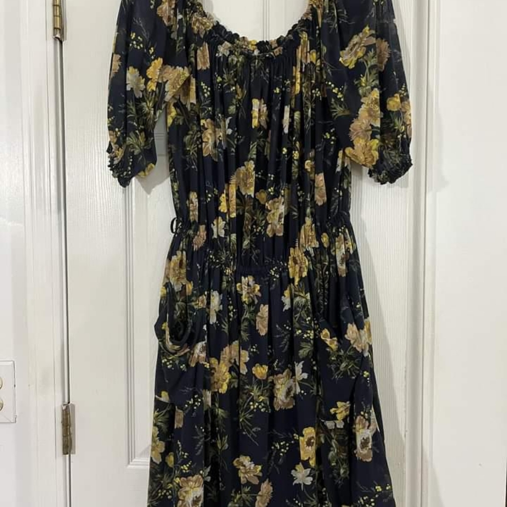 The brand is MNG/Mango, the size is M, the colors are multicolor.